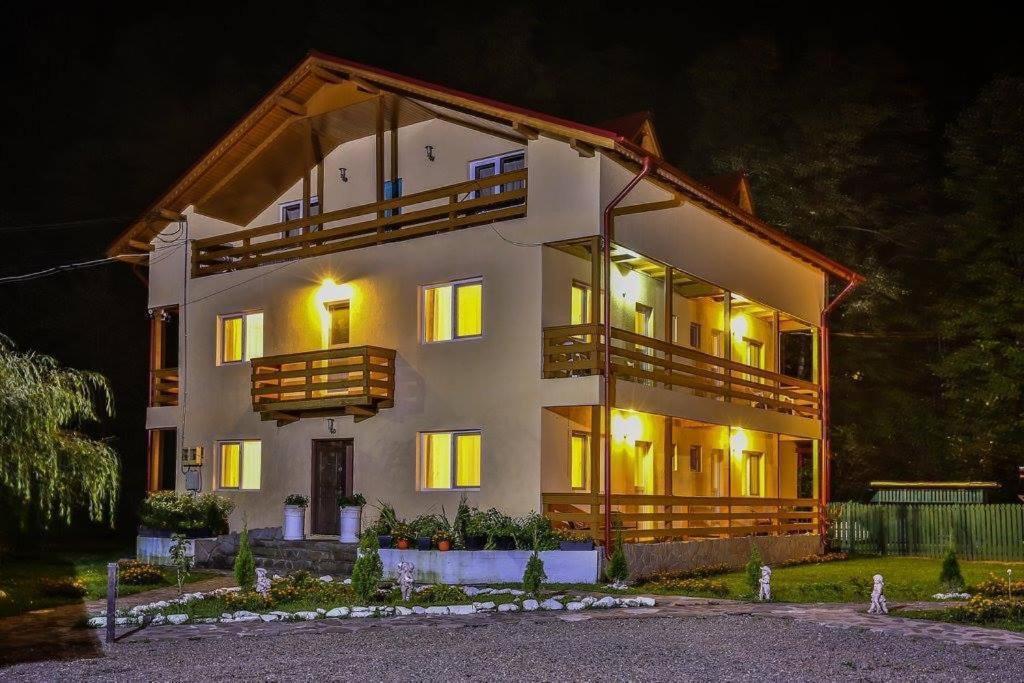 Отель Pensiunea La Padure Cheia, Prahova Maneciu Экстерьер фото