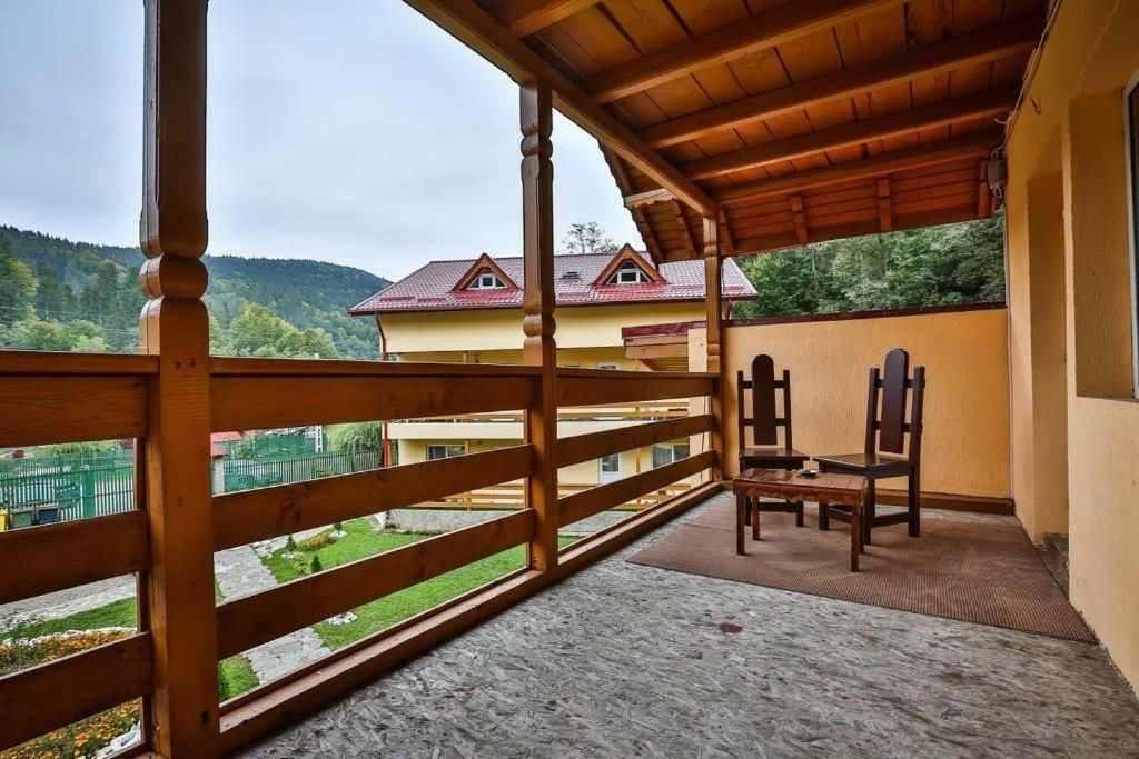 Отель Pensiunea La Padure Cheia, Prahova Maneciu Экстерьер фото